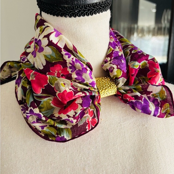 GIVENCHY Neckerchief with 2 unbranded rings. - Picture 7 of 7